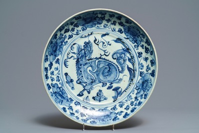 Drie Chinese blauwwitte schotels, Ming