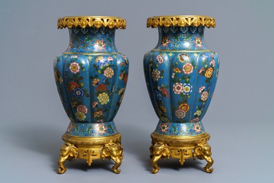Une paire de vases en &eacute;maux cloisonn&eacute;s aux montures en bronze dor&eacute;, Chine, 19&egrave;me