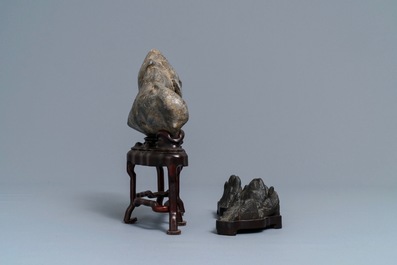 Une paire de socles en laque et nacre et deux pierres de lettr&eacute;s, Chine, 19/20&egrave;me
