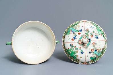 Une paire de plats et un bol couvert en porcelaine de Chine famille verte, Kangxi