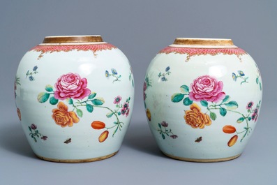 A pair of fine Chinese famille rose export jars with floral design, Qianlong