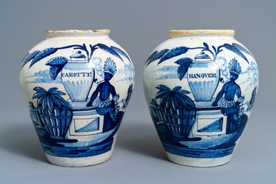 Une paire de pots &agrave; tabac en fa&iuml;ence de Delft bleu et blanc, 18&egrave;me