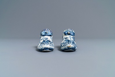 Une paire de mod&egrave;les de chaussures en fa&iuml;ence bleu et blanc de la Frise, Bolsward, 2&egrave;me moiti&eacute; du 18&egrave;me