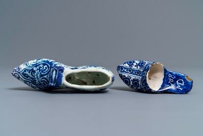 Deux mod&egrave;les de mules en fa&iuml;ence de Delft bleu et blanc, une dat&eacute;e 1708, 18&egrave;me