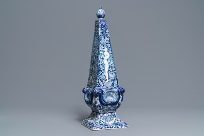Un grand ob&eacute;lisque en fa&iuml;ence de Delft bleu et blanc, 1er quart du 18&egrave;me