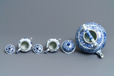 Drie Chinese blauwwitte theepotten met deksels, Kangxi