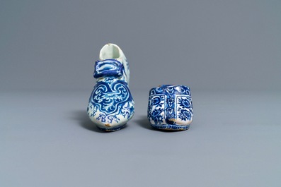 Deux mod&egrave;les de mules en fa&iuml;ence de Delft bleu et blanc, une dat&eacute;e 1708, 18&egrave;me