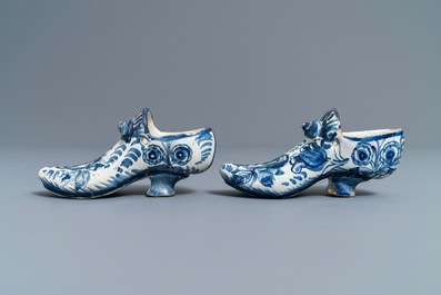 Une paire de mod&egrave;les de chaussures en fa&iuml;ence bleu et blanc de la Frise, Bolsward, 2&egrave;me moiti&eacute; du 18&egrave;me