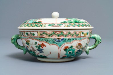 Une paire de plats et un bol couvert en porcelaine de Chine famille verte, Kangxi