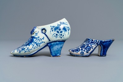 Deux mod&egrave;les de mules en fa&iuml;ence de Delft bleu et blanc, une dat&eacute;e 1708, 18&egrave;me