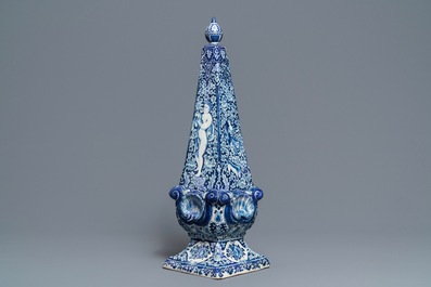 Un grand ob&eacute;lisque en fa&iuml;ence de Delft bleu et blanc, 1er quart du 18&egrave;me