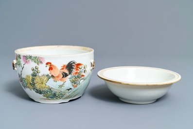 Two Chinese qianjiang cai covered bowls with birds, 19/20th C.