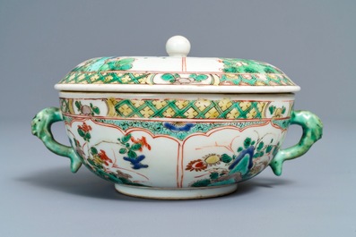 Une paire de plats et un bol couvert en porcelaine de Chine famille verte, Kangxi