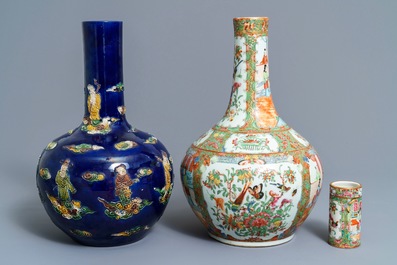 Deux vases de forme bouteille et un pot &agrave; pinceaux en porcelaine de Chine, 19/20&egrave;me