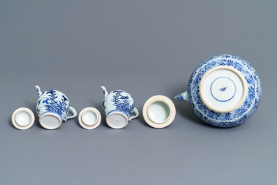 Drie Chinese blauwwitte theepotten met deksels, Kangxi