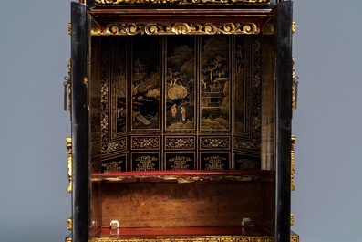 Un cabinet d'autel en bois dor&eacute; et laqu&eacute; pour le march&eacute; Peranakan ou Straits, Chine, 19&egrave;me