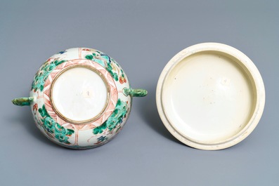 Une paire de plats et un bol couvert en porcelaine de Chine famille verte, Kangxi