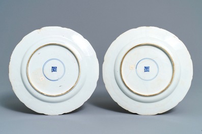 Une paire de plats et un bol couvert en porcelaine de Chine famille verte, Kangxi