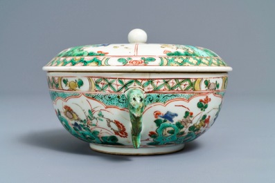 Une paire de plats et un bol couvert en porcelaine de Chine famille verte, Kangxi