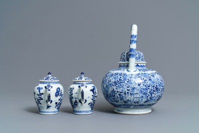 Drie Chinese blauwwitte theepotten met deksels, Kangxi