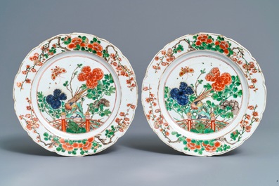 Une paire de plats et un bol couvert en porcelaine de Chine famille verte, Kangxi