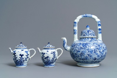 Drie Chinese blauwwitte theepotten met deksels, Kangxi