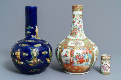 Deux vases de forme bouteille et un pot &agrave; pinceaux en porcelaine de Chine, 19/20&egrave;me