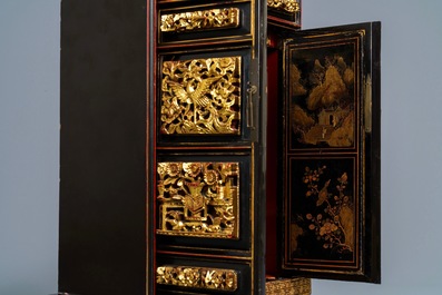 Un cabinet d'autel en bois dor&eacute; et laqu&eacute; pour le march&eacute; Peranakan ou Straits, Chine, 19&egrave;me
