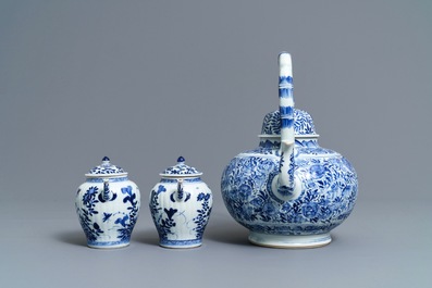 Drie Chinese blauwwitte theepotten met deksels, Kangxi