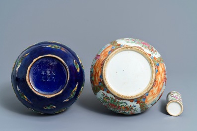 Deux vases de forme bouteille et un pot &agrave; pinceaux en porcelaine de Chine, 19/20&egrave;me