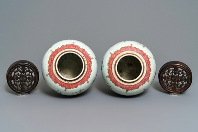 A pair of fine Chinese famille rose export jars with floral design, Qianlong