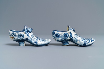 Une paire de mod&egrave;les de chaussures en fa&iuml;ence bleu et blanc de la Frise, Bolsward, 2&egrave;me moiti&eacute; du 18&egrave;me