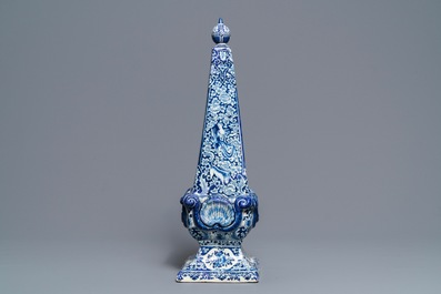 Un grand ob&eacute;lisque en fa&iuml;ence de Delft bleu et blanc, 1er quart du 18&egrave;me