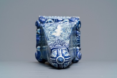 Un grand ob&eacute;lisque en fa&iuml;ence de Delft bleu et blanc, 1er quart du 18&egrave;me