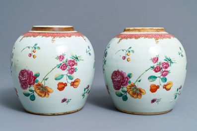 A pair of fine Chinese famille rose export jars with floral design, Qianlong