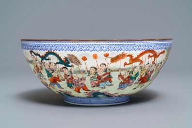 A Chinese famille rose '100 boys' eggshell bowl, Qianlong mark, 20th C.