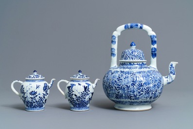 Drie Chinese blauwwitte theepotten met deksels, Kangxi
