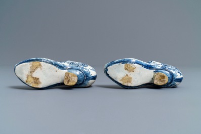 Une paire de mod&egrave;les de chaussures en fa&iuml;ence bleu et blanc de la Frise, Bolsward, 2&egrave;me moiti&eacute; du 18&egrave;me