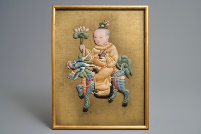 Trois broderies de figures rehauss&eacute;es de peinture, Chine, 18/19&egrave;me