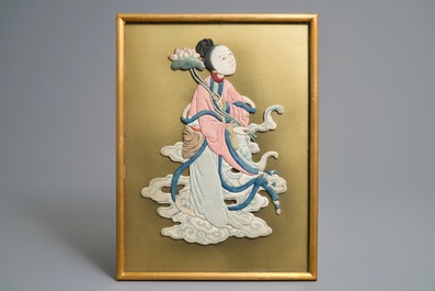 Trois broderies de figures rehauss&eacute;es de peinture, Chine, 18/19&egrave;me