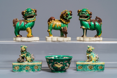 Cinq mod&egrave;les de lions bouddhistes et un bol en biscuit &eacute;maill&eacute; vert, Kangxi