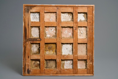 Zestien polychrome Delftse tegels met druiventrossen, 17e eeuw