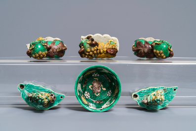 Cinq mod&egrave;les de lions bouddhistes et un bol en biscuit &eacute;maill&eacute; vert, Kangxi