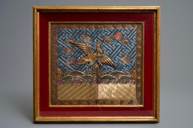 Trois peintures chinoises sur textile et une paire de badges de mandarin, Chine, 19&egrave;me