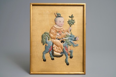 Trois broderies de figures rehauss&eacute;es de peinture, Chine, 18/19&egrave;me