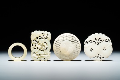 Vier Chinese snijwerken in witte en celadon groene jade, 19/20e eeuw