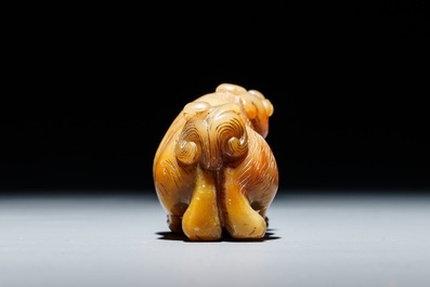 Un mod&egrave;le d'un animal mythique en jade sculpt&eacute;, Chine, 18/19&egrave;me