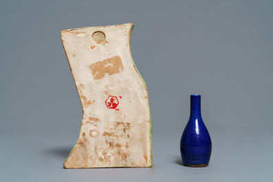 Un br&ucirc;le-parfum, un vase &agrave; suspendre et un vase de forme bouteille en porcelaine de Chine, 19/20&egrave;me