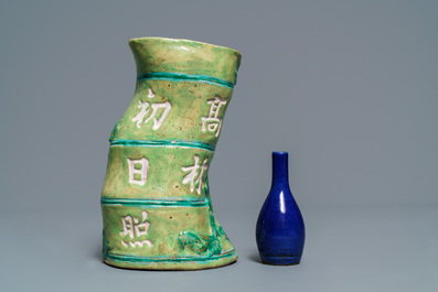 Un br&ucirc;le-parfum, un vase &agrave; suspendre et un vase de forme bouteille en porcelaine de Chine, 19/20&egrave;me