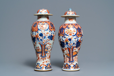 A pair of Chinese Imari-style vases and two dishes, Qianlong